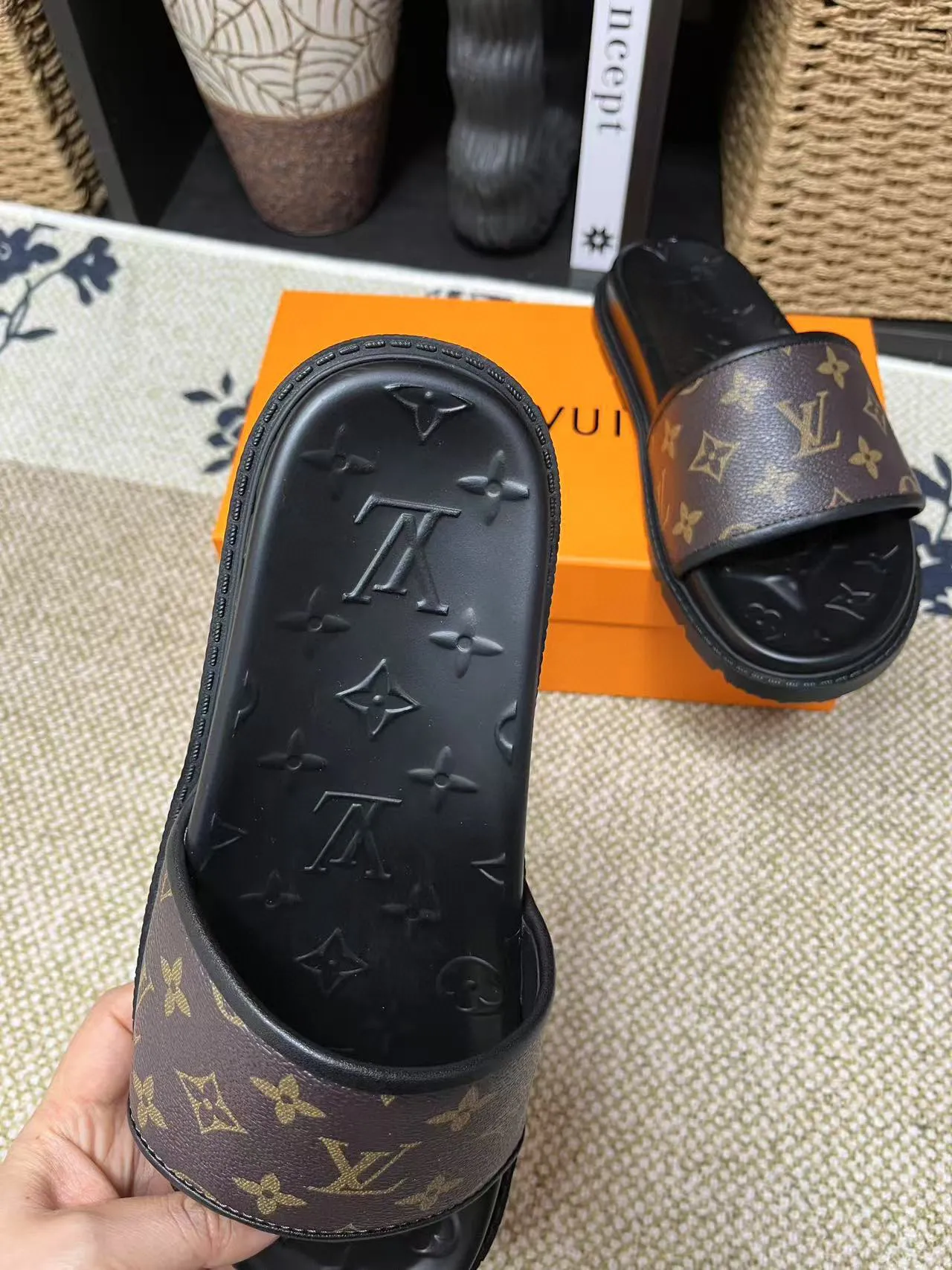 P270🏆Louis Vuitton 🏆[Louis Vuitton] Spring/Summer 2025 [Men's Flip Flops] 🎯🎯As an active family in the fashion industry ⭐ Lv is characterized by bold innovation ⚡Create this casual business style for Chinese fashionable men ✨The fabric is made of imported high-grade cowhide 🔥 Clean and neat ⚡Fashionable and elegant🌹Breathable, sweat-absorbent and deodorant👈So luxurious, high-end and domineering. 👍Must be sold if you repost the picture. Number of yards: 38--46. Color: 🎉 For large quantities. Welcome to repost.